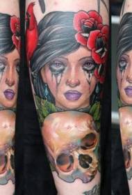 Potret wanita gaya lengan baru berwarna dengan tato tengkorak manusia