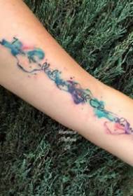 Ilustração pequena tatuagem aquarela fresca de várias posições do braço