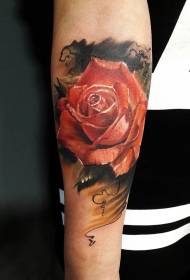 Rankos spalvos tikroviškas rožių tatuiruotės modelis