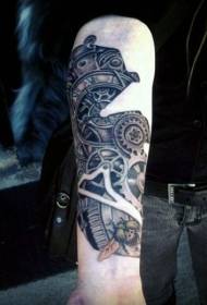 Braccio in stile meccanico colorato vecchio orologio e ape tatuaggio