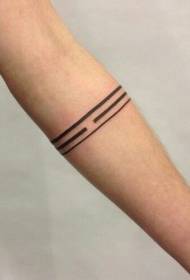 Roka minimalistični črni nenavadni vzorček tatoo s črtami