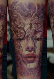 Tatuaje de retrato feminino misterioso en cor en estilo de ilustración de brazo