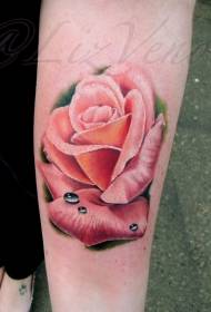 Pola tato mawar berwarna-warni dalam gaya realistis lengan