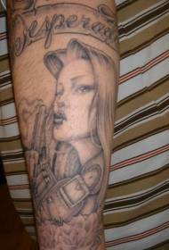 무기 문신 패턴으로 팔 아름다운 소녀