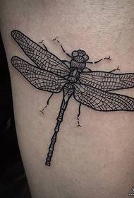 Driegħ b'disinn tat-tatwaġġ Dragonflytattoo b'linja sewda