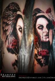 Retrat de dones amb colors de braç i patró de tatuatge de corb