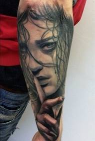 Arm huilend meisje portret tattoo patroon