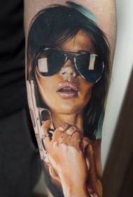 Šarene seksi žene tetovaža u ruci realističnom stilu
