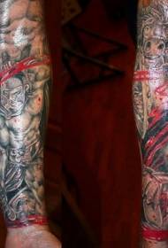 Покрашенный кровью древний образец татуировки войны прежде, чем нарисовать руку