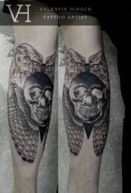 Braccio nero grigio inquietante teschio umano con tatuaggio ali