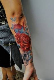 Armfarvet roseblomst med kranatatoveringsmønster
