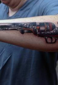 Наоружајте се тетоважом у револверу у боји старе школе