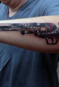 Braccio tatuaggio revolver a colori stile vecchia scuola