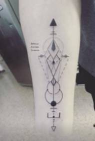 Piccola immagine del tatuaggio con geometria fresca sul braccio