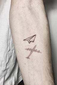 aeroplan i vogël me letra të vogla të freskëta që ngjisin modelin e tatuazheve