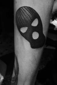Tatuointi naamio miesopiskelijan käsivarsi mustalla naamio tatuointi kuva