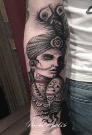 Arm mystisk kvinne med et nydelig tatoveringsmønster