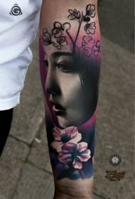 Braccio colorato realistico geisha asiatica ritratto e modello di tatuaggio floreale