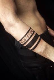 Vyro rankos skirtingo storio linijos tatuiruotės modelis