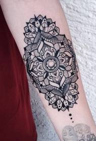 Женска ръка черна голяма флорална татуировка модел