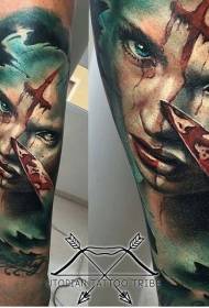 Rankos spalvinga siaubo stiliaus kruvinos moters tatuiruotės nuotrauka
