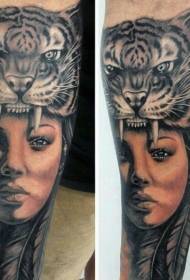 krahu i realizmit të stilit të realizmit të gruas me tatuazhin e lëkurës së tigrit