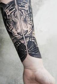 braccia naturale bello tigre neru è mudellu di tatuaggi di farfalla