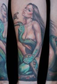 大きなヘビの入れ墨を持つ腕現実的なスタイルのカラフルな女性