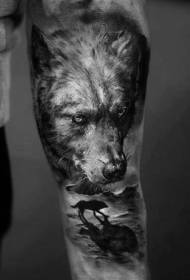 Lig-on nga realistiko nga itom nga lobo ug sundalong sundan sa tattoo sa lobo