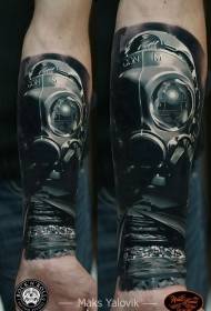 Realistisk gassmaske tatovering i arm realistisk stil