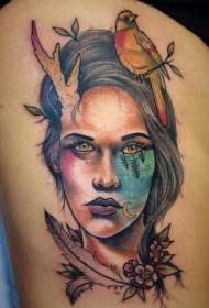 marrazkilari estiloko emakumezkoen aurpegia hegaztien lore tatuaje ereduarekin