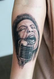 modèle de tatouage noir et blanc de chanteur et microphone réaliste bras