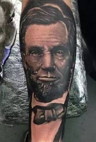 Чорны і белы рэалістычны малюнак татуіроўкі партрэта Бенджаміна Франкліна