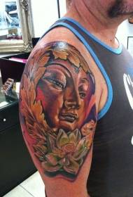 Bigbow naslikan poput Buddha i uzorka tetovaže lotosa