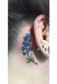 piccola ragazza del tatuaggio letterario fresco dietro l'orecchio piccole immagini del tatuaggio letterario fresco