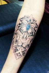 Рука кольором голова лева з малюнком синій ромб татуювання