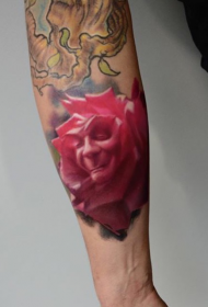 腕のピンクのバラは顔のタトゥーパターンを反映