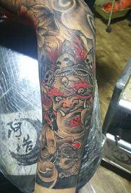 Tatuatge de Dia negre de braç ple de confiança