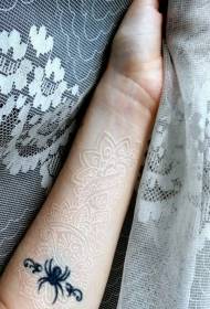 Vaniglia invisibile bianca e motivo a tatuaggio con armatura a ragno nero