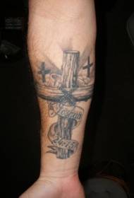 cruz de madeira de brazo pequeno con patrón de tatuaxe de letras