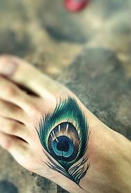 A tatuaxe do globo ocular de plumas 3d é bastante realista
