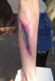 Braccio inchiostro colorato modello tatuaggio piuma