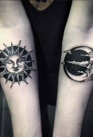 rokas vecās skolas melnā punkta saules un mēness tetovējuma raksts