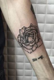wzór róży ramię czarny kutas tatuaż
