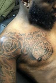 纹身肩膀男  男生肩膀上玫瑰和钟表纹身图片
