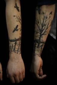 Braccio nero paesaggio albero e uccello tatuaggio