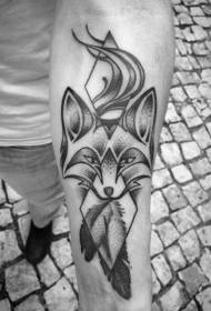 jib nga dili kasagaran nga itom nga misteryoso nga fox nga adunay sumbanan sa geometric nga tattoo