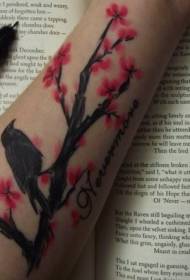 lengan pohon berbunga dicat dengan pola tato gagak hitam