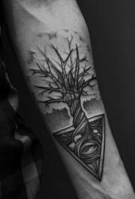 рука черного одинокого дерева в сочетании с загадочным рисунком татуировки глаз