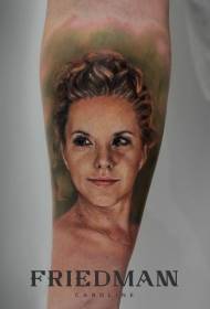 bracciu realisticu ritrattu di ritrattu femminile di tatuaggi